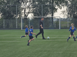 Laatste training S.K.N.W.K. JO10-1 (partijtje tegen de ouders) van woensdag 22 mei 2024 (23/133)
